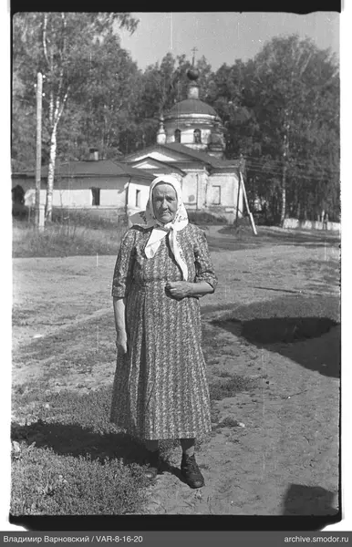 Женщина на грунтовой дороге у церкви