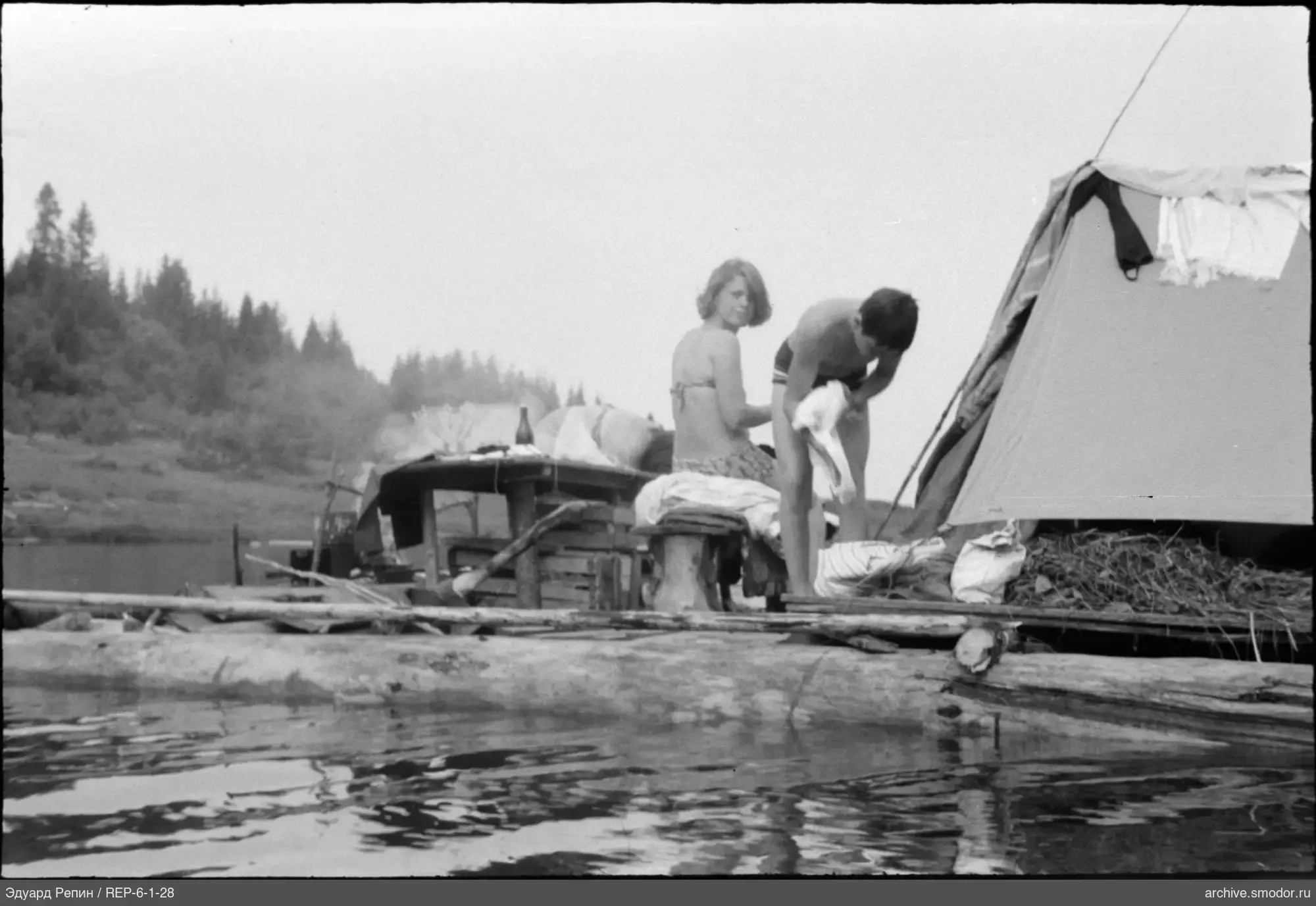 Frau und Junge auf Floß am Wasser
