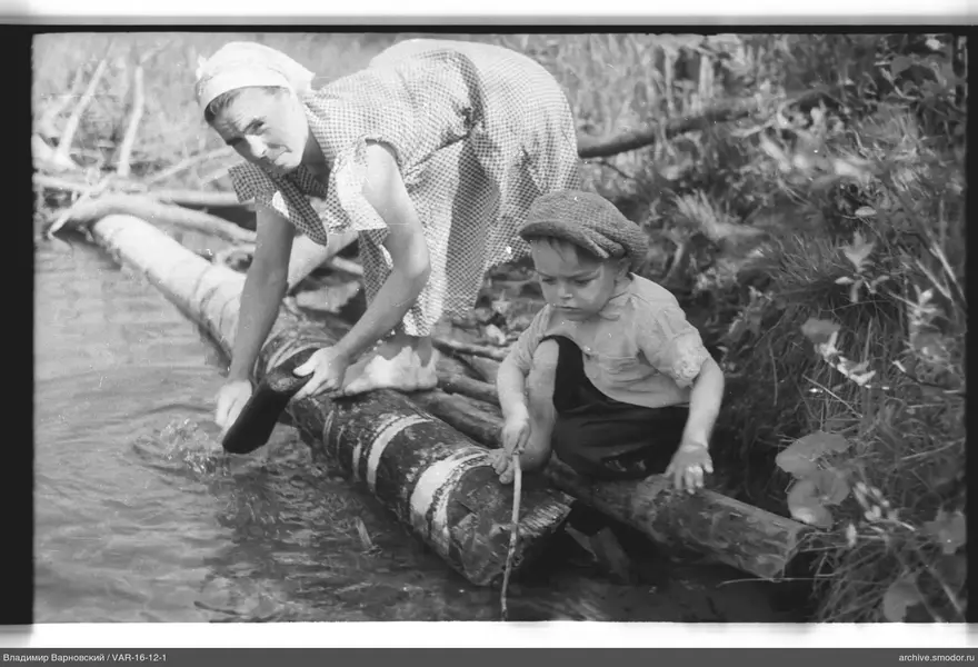 Frau und Junge am Wasser