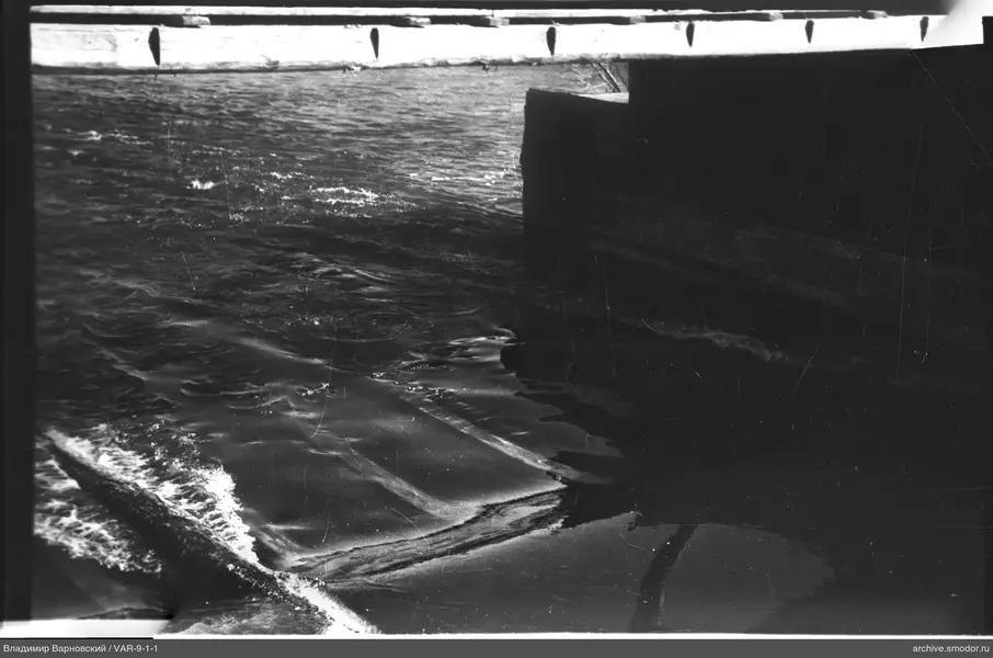 Часть бетонной или каменной конструкции над водой