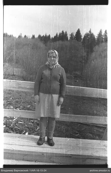 Frau auf Holzsteg vor Wald