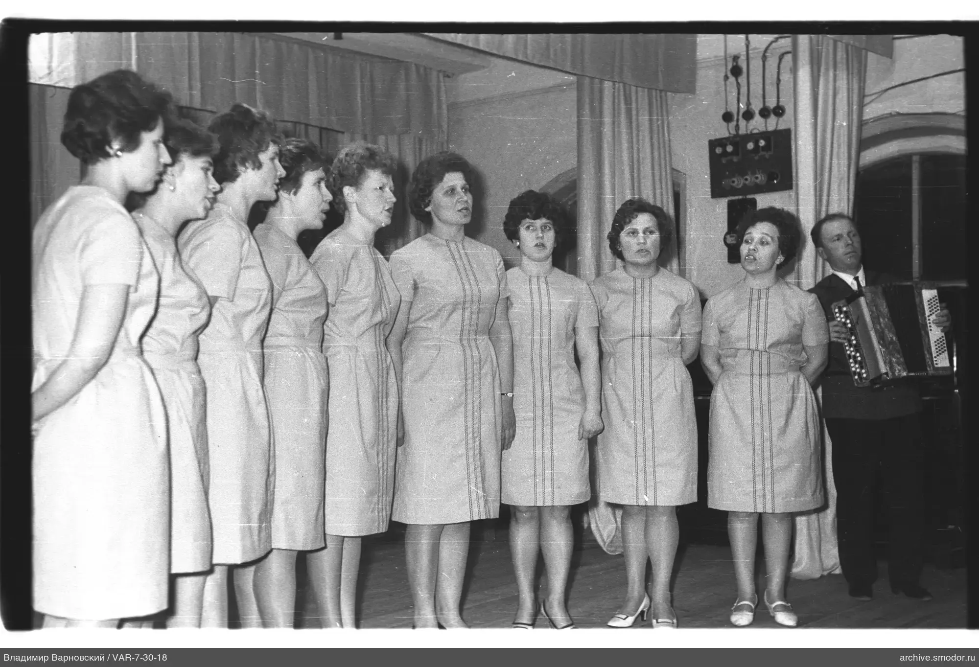 Gruppe von Frauen und Mann mit Bayan