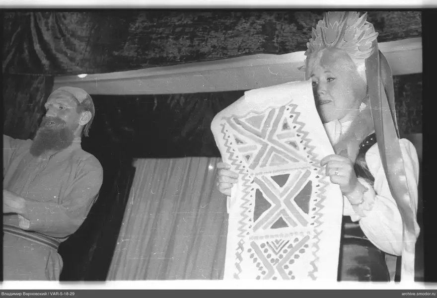 Mann und Frau in traditionellen Kostümen