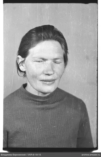 Porträt einer Frau in dunklem Pullover