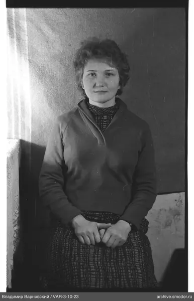 Waist-level portrait of a woman