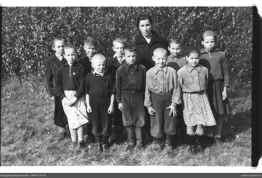 Gruppenporträt mit Kindern und Erwachsenem