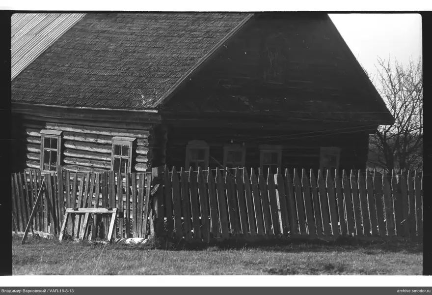 Holzhaus mit Zaun und Grasfläche