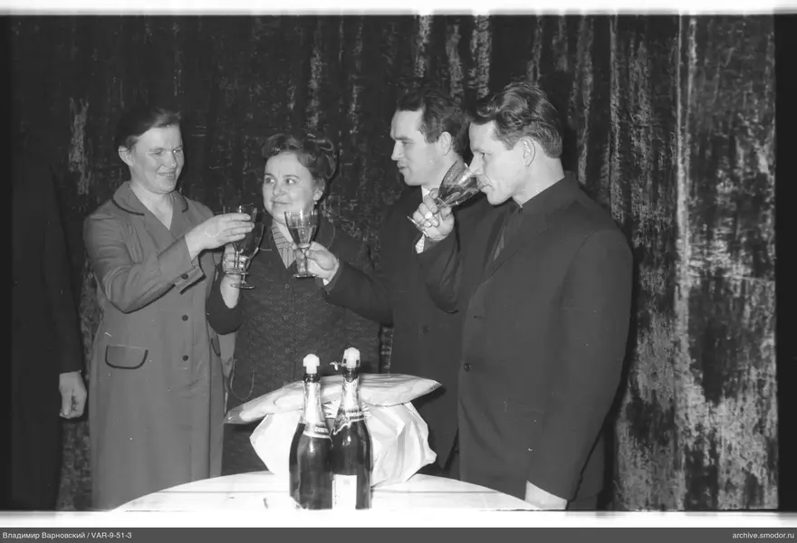 Gruppe von Menschen am Tisch mit Champagner
