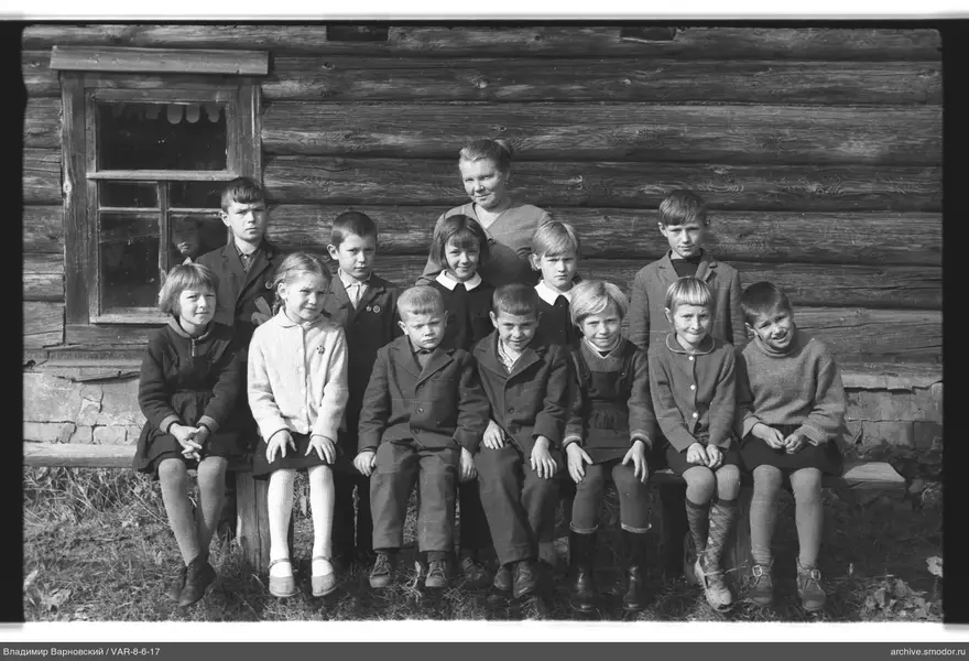 Gruppenporträt von Kindern und Frau