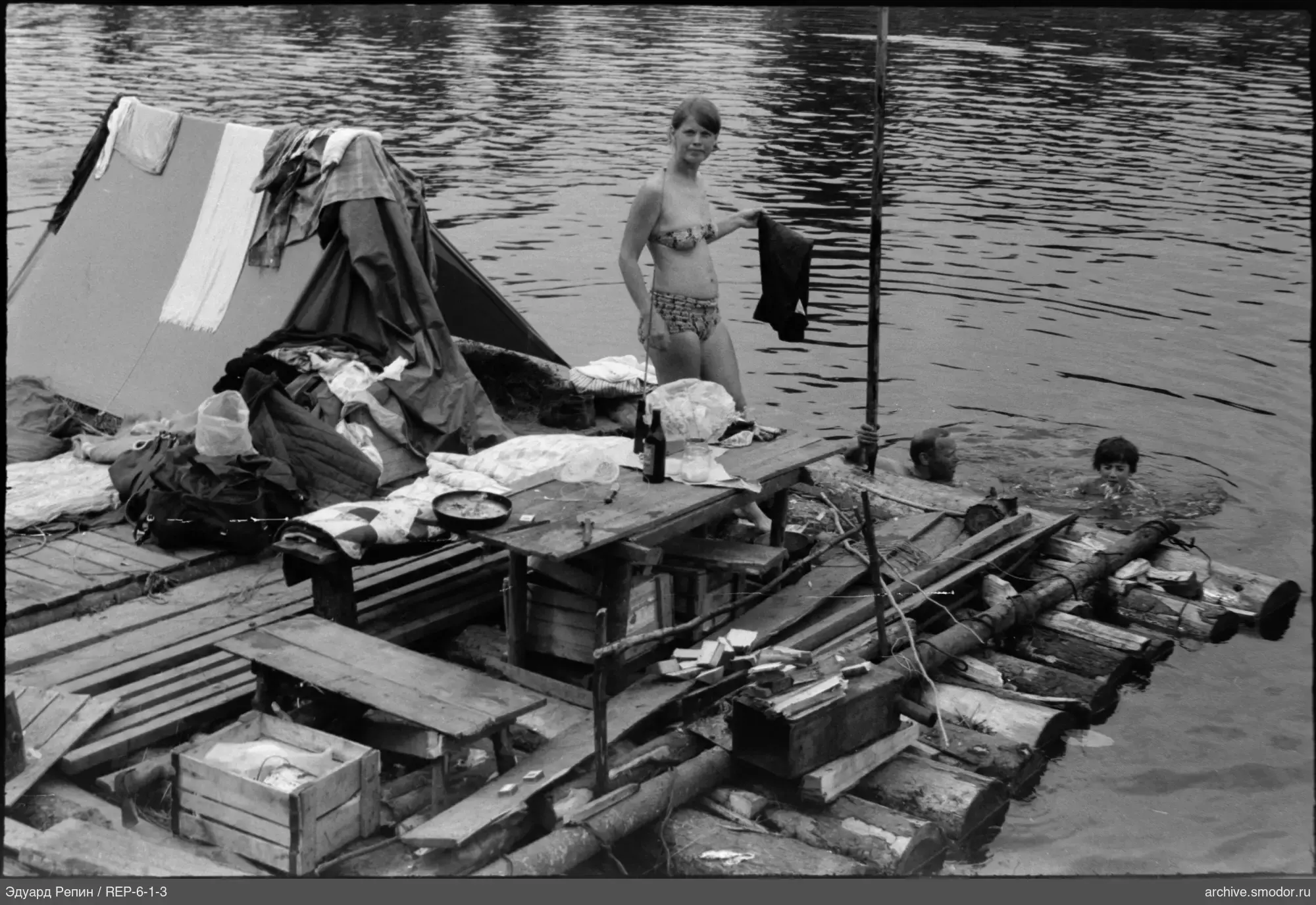 Женщина на плотике у воды