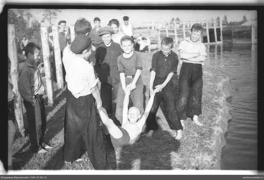 Jungs am Ufer eines Gewässers