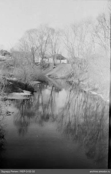 Fluss mit Spiegelungen und Häusern am Ufer