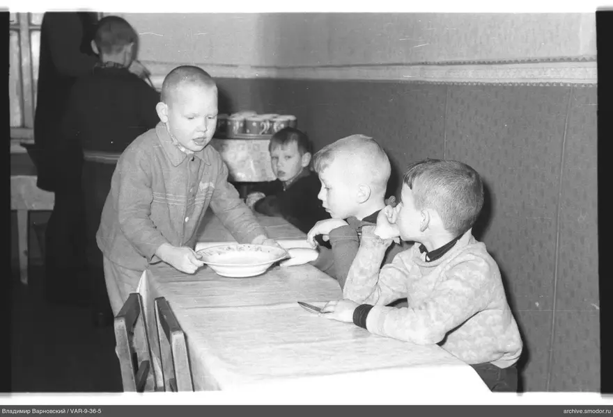 Kinder am Tisch