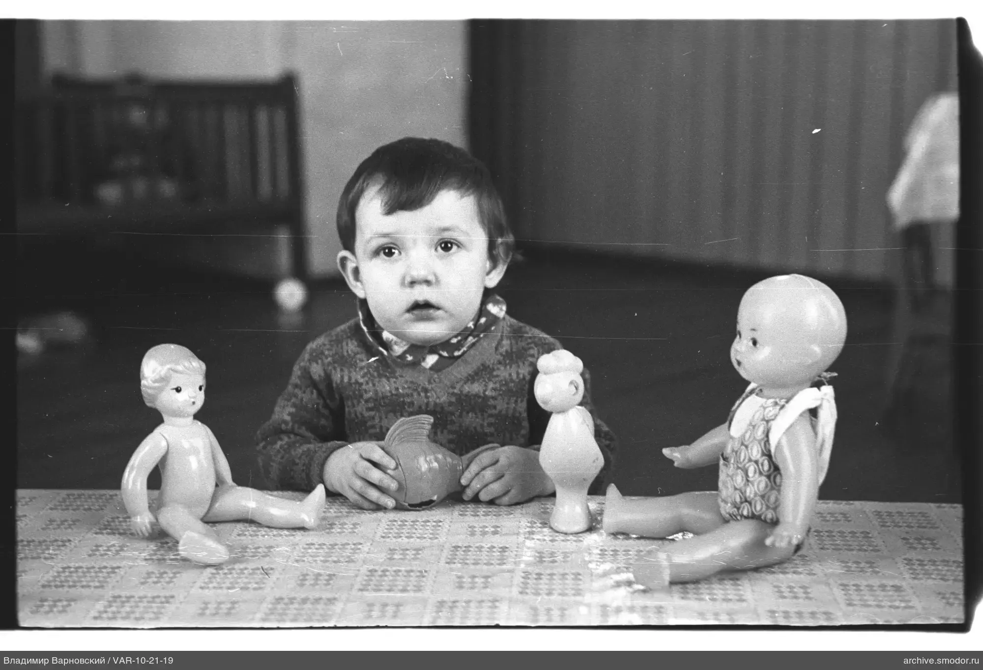 Junge mit Spielzeugen am Tisch