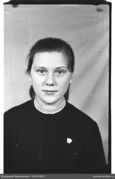 Porträt einer Frau mit Abzeichen