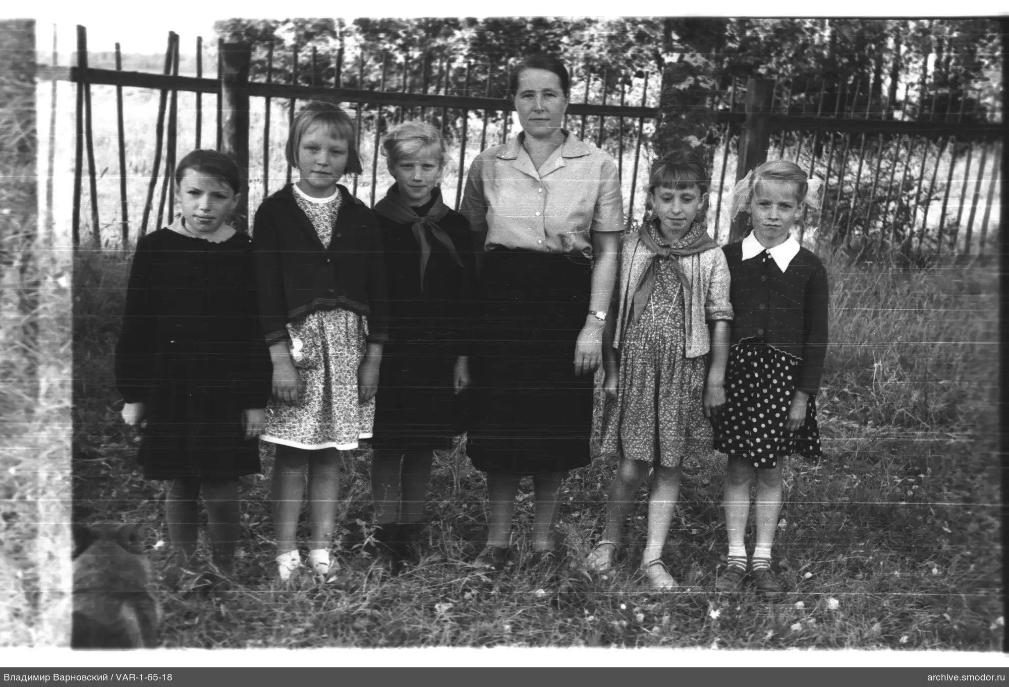Gruppenporträt von Mädchen und Frau