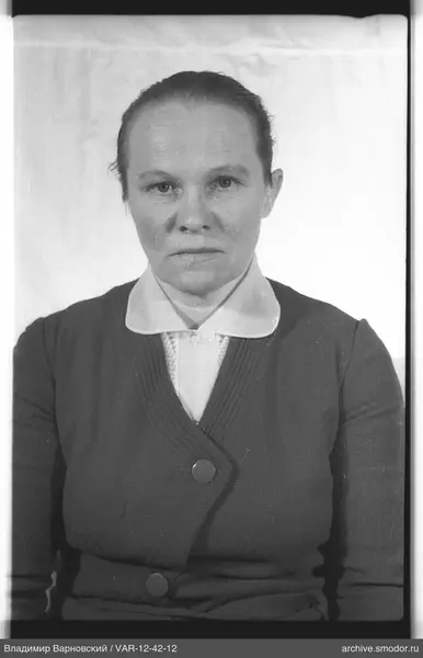 Porträt einer Frau in dunkler Jacke