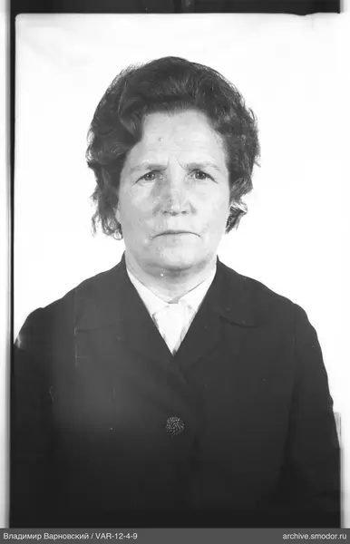 Porträt einer Frau in dunkler Jacke