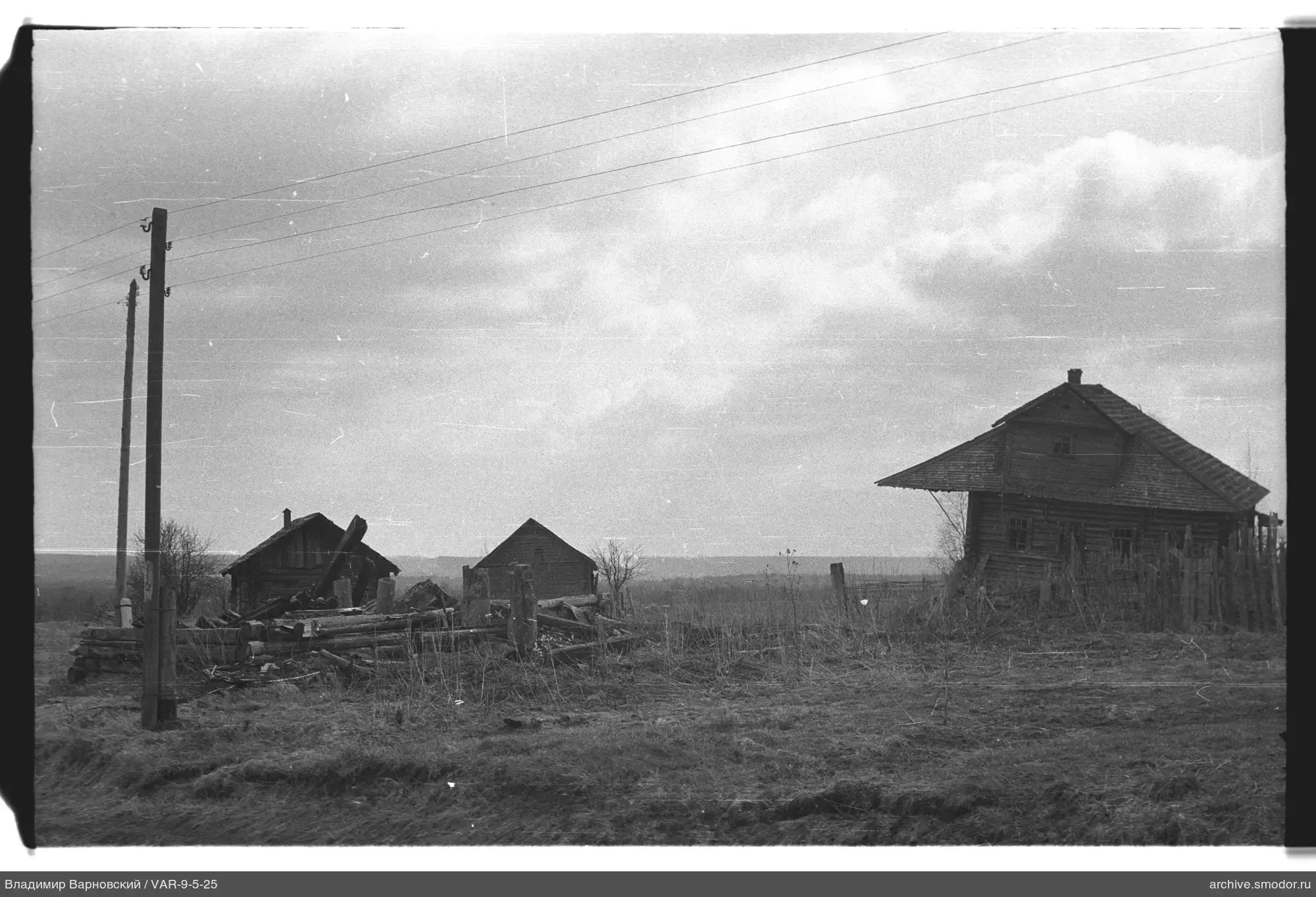 Landschaft mit Häusern und Zaun