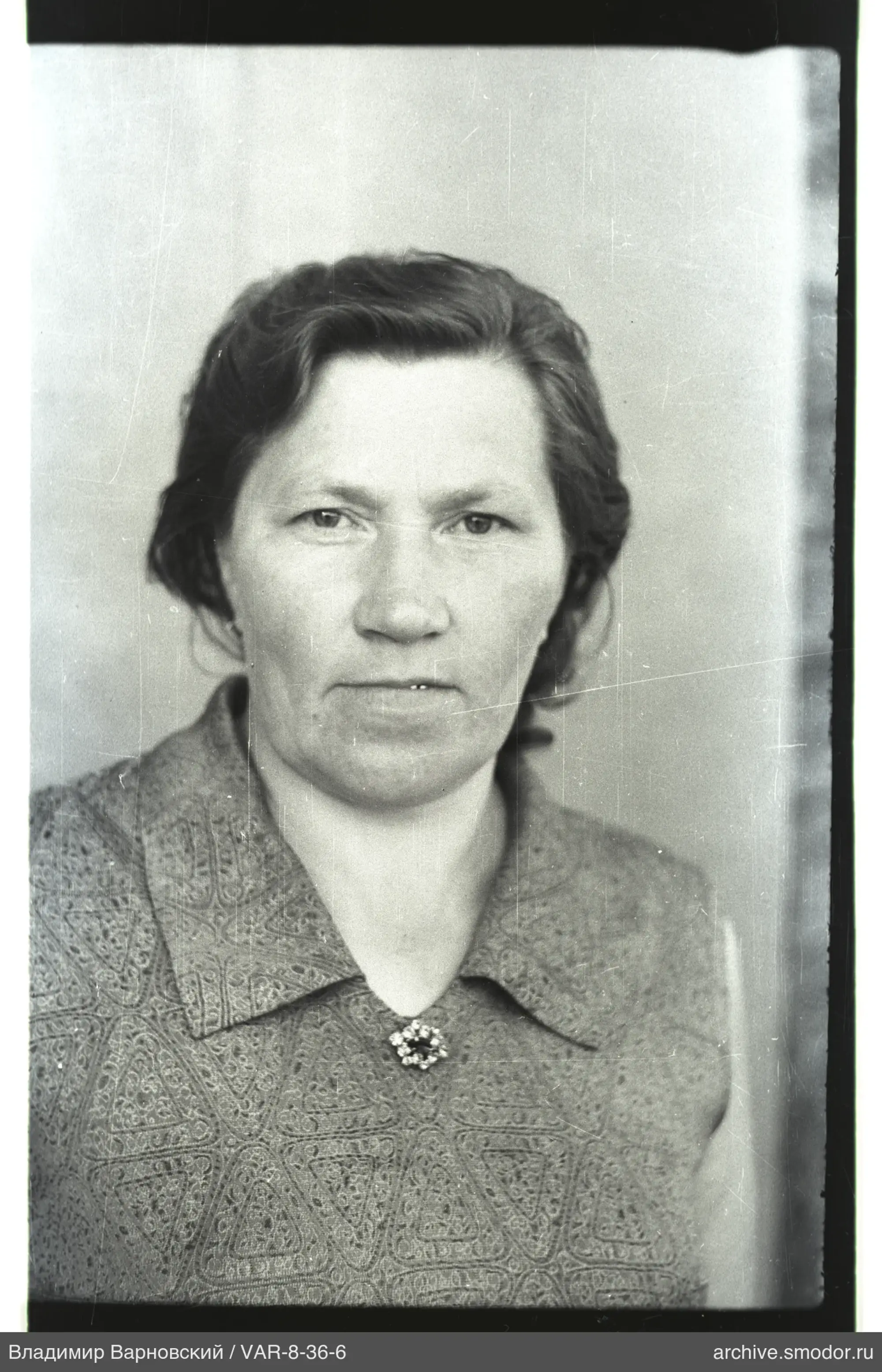 Porträt einer Frau mit Blumenbrosche