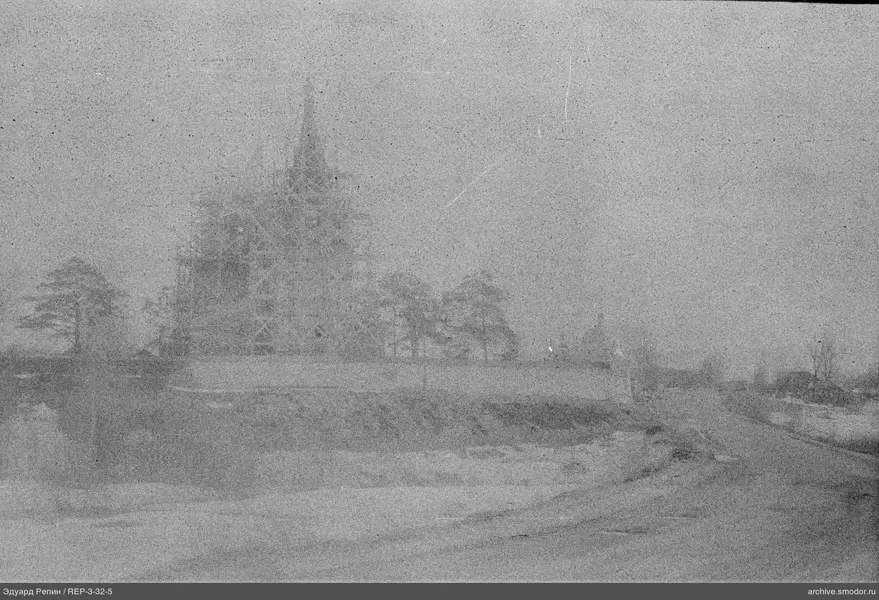 Holzgebäude mit Turm und Straße