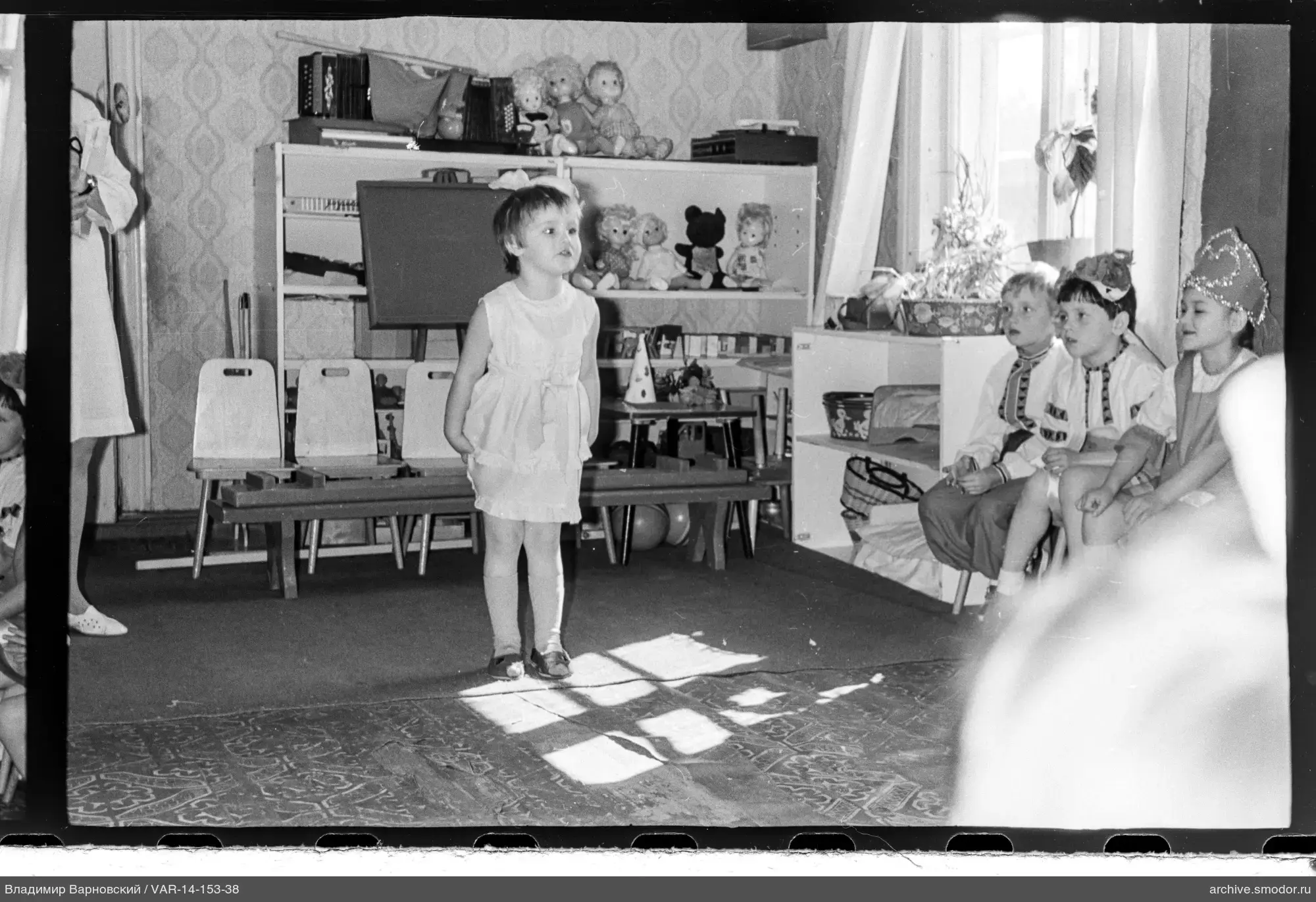 Mädchen mit Kindern im Raum