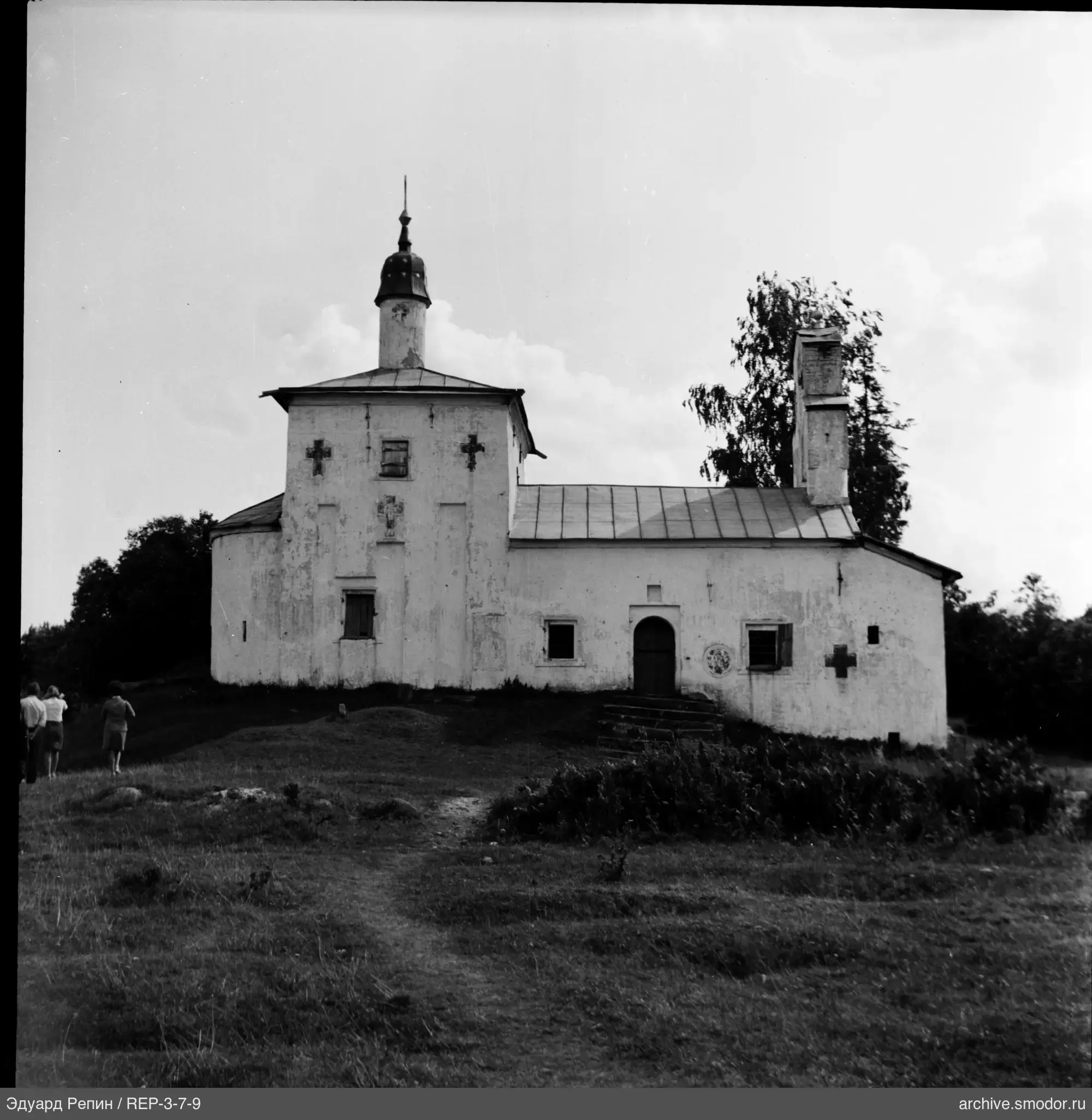 Белое каменное здание с башней и крестом