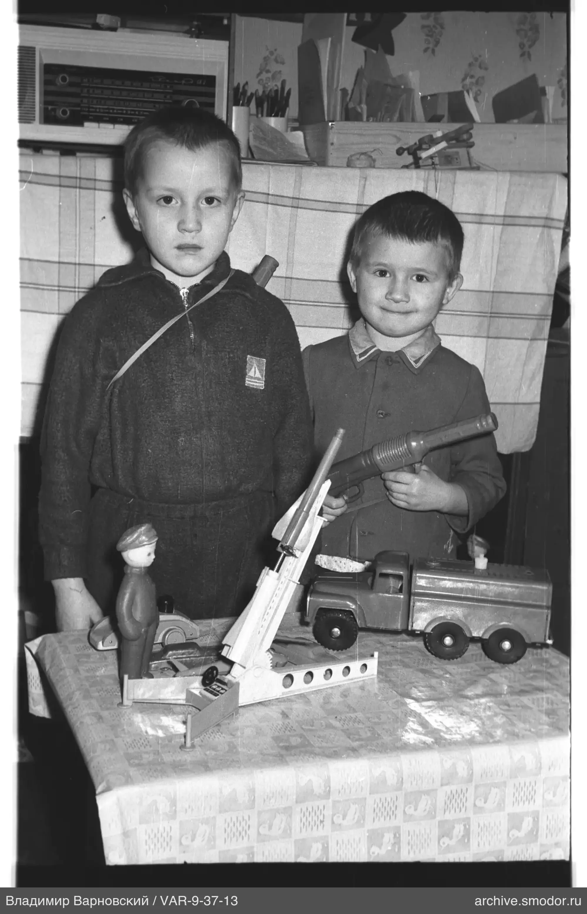 Zwei Jungen mit Spielzeug