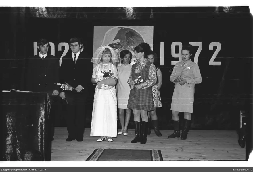Gruppe auf Bühne vor 1922 1972 Schrift
