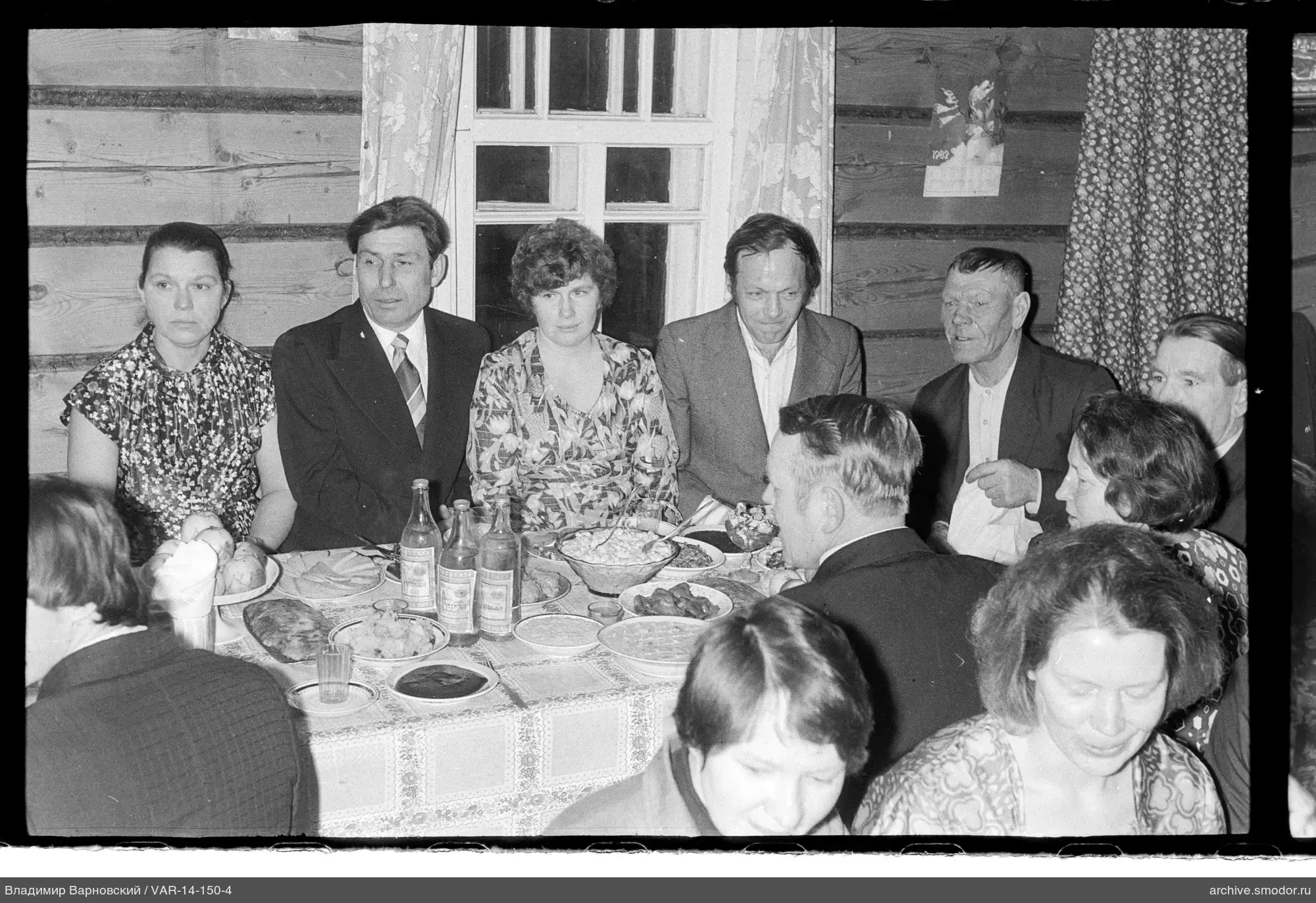 Gruppe am Tisch mit Essen und Getränken