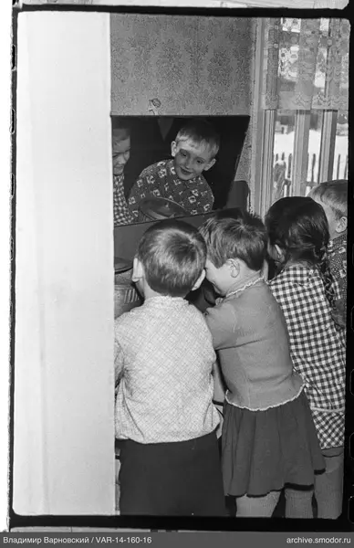 Kinder mit Topf im Spiegel