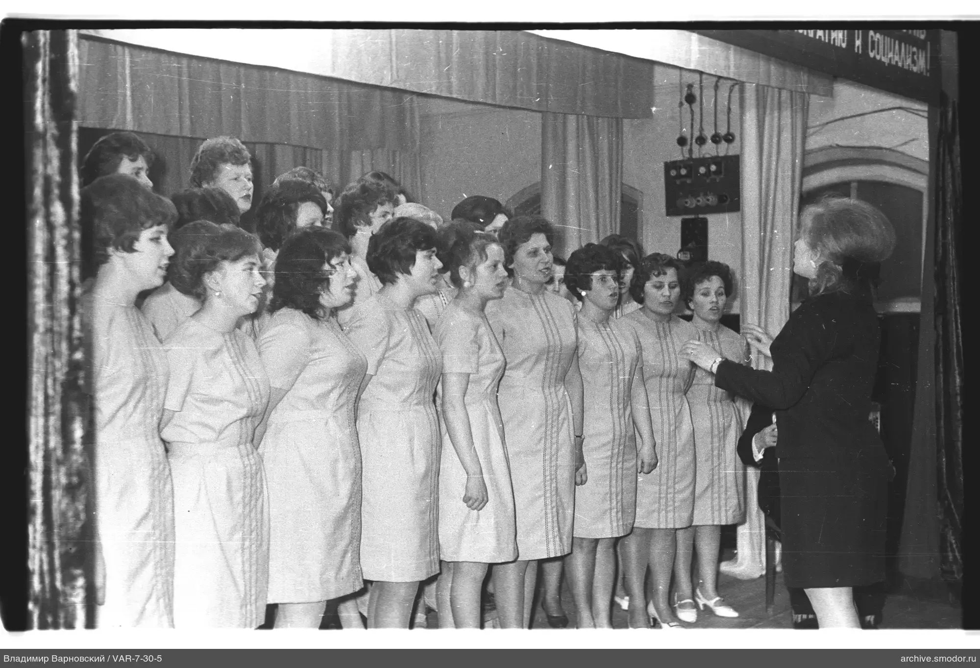 Gruppenporträt von Frauen in gleichen Kleidern