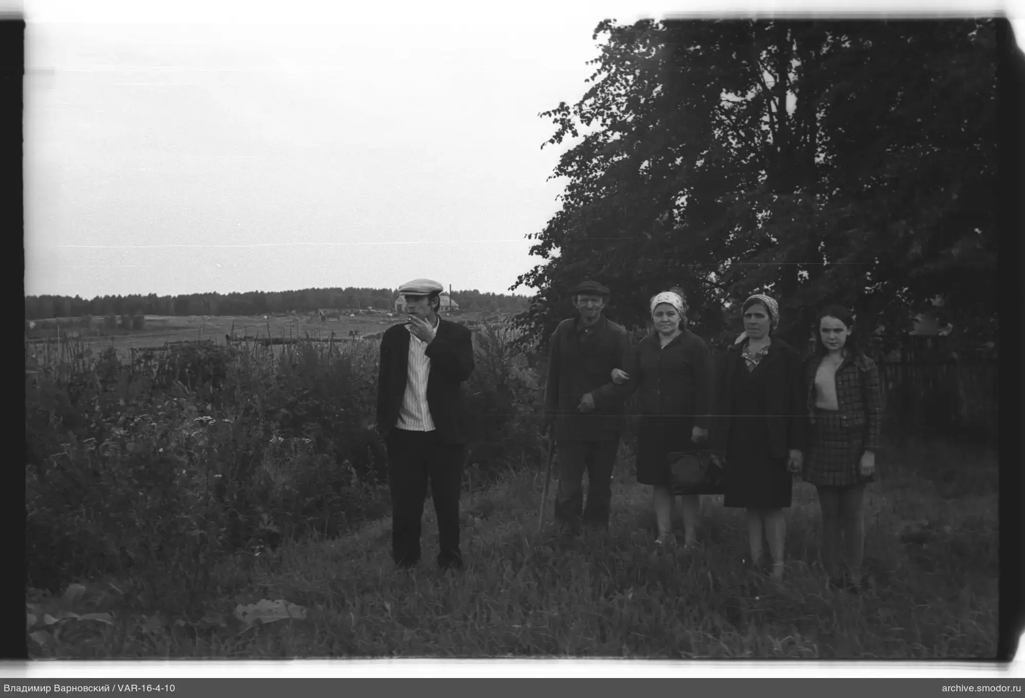 Gruppe von Menschen auf einer grasbewachsenen Lichtung