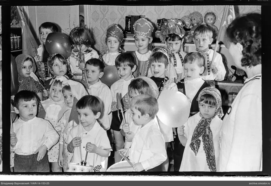 Gruppe von Kindern und Frau im Raum