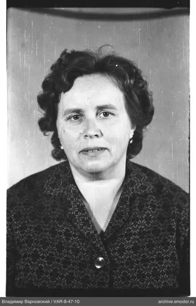 Porträt einer Frau mit kurzen Locken