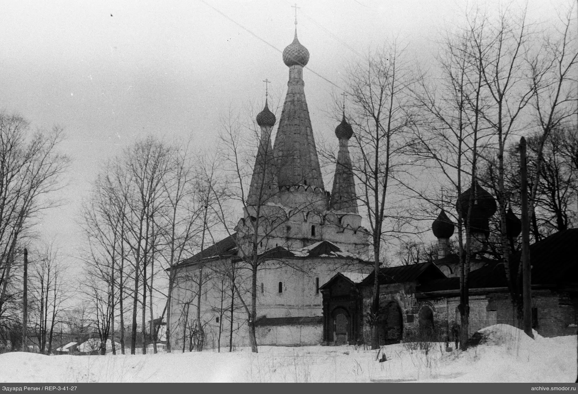 Kirche mit drei Zeltdächern