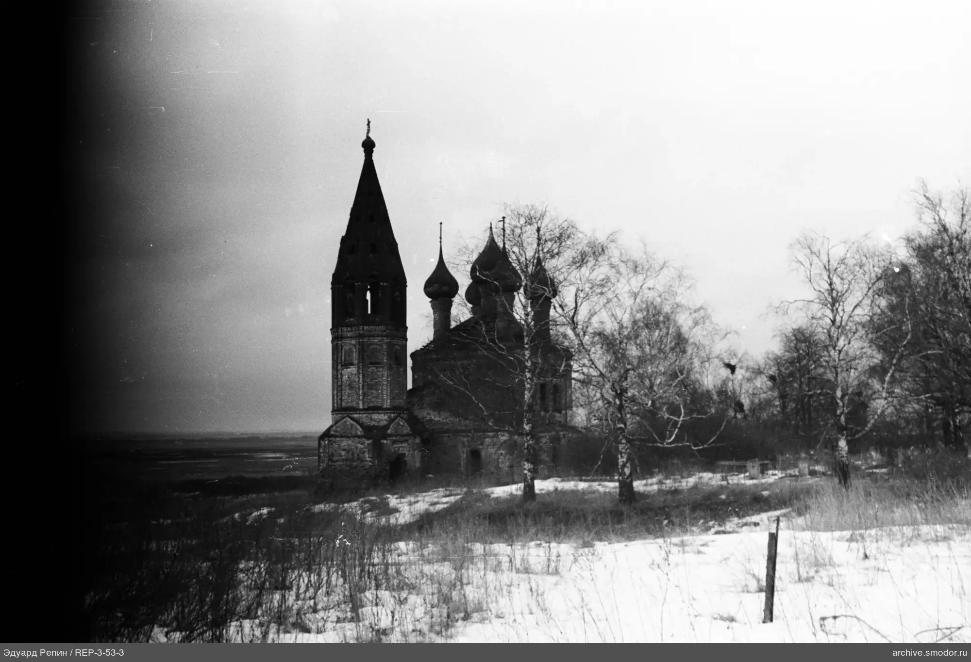 Steinkirche mit Turm und Zwiebeltürmen