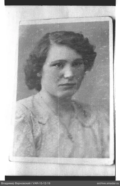Porträt einer Frau in heller Bluse