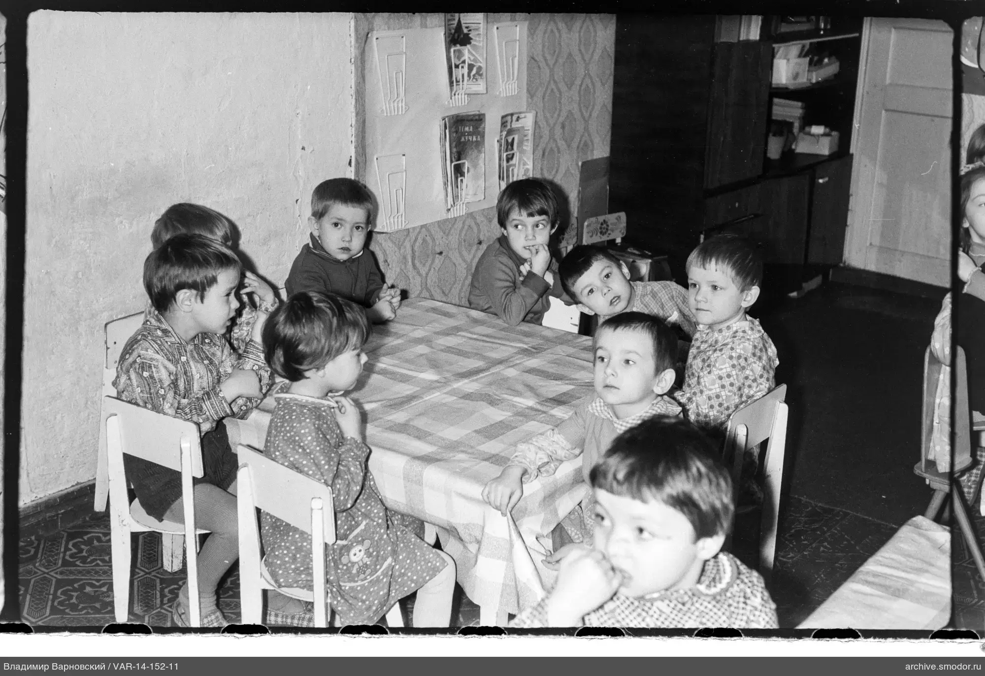 Kinder um einen Tisch