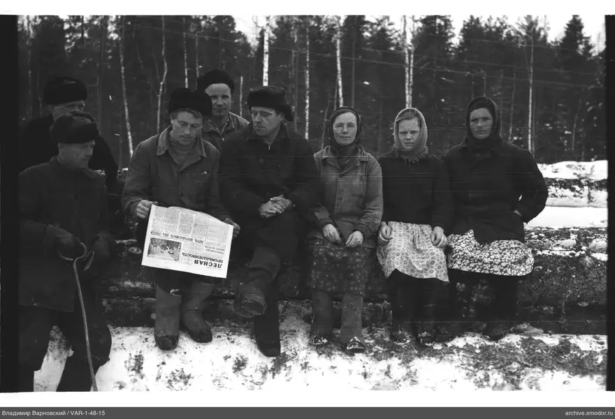 Группа на снегу у каменной ограды