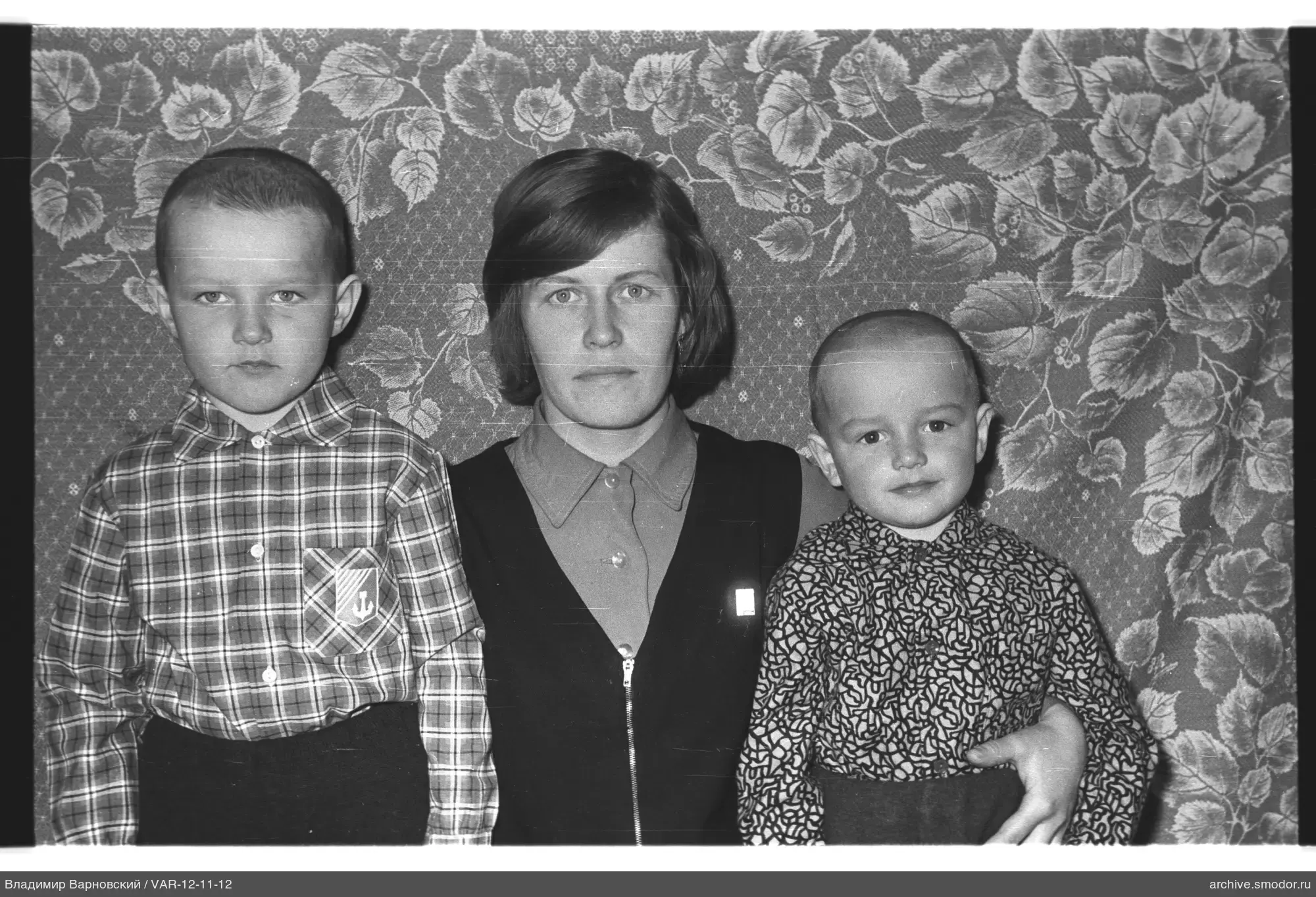 Gruppenporträt mit Frau und zwei Jungen