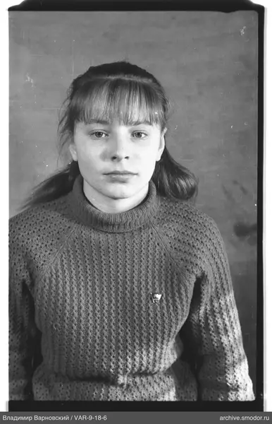 Porträt einer Frau in hellem Pullover
