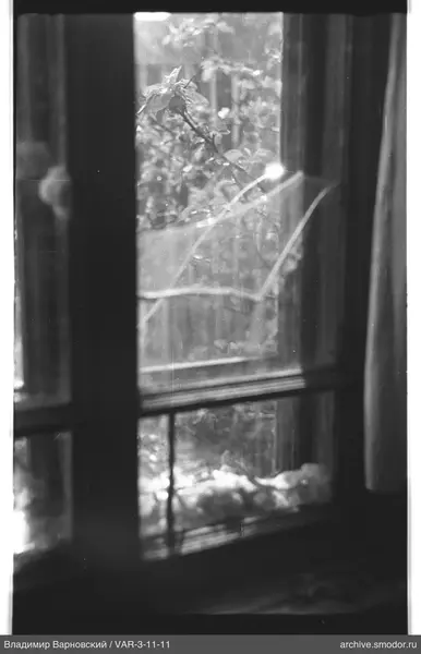 Fenster mit Rissen und Vorhängen