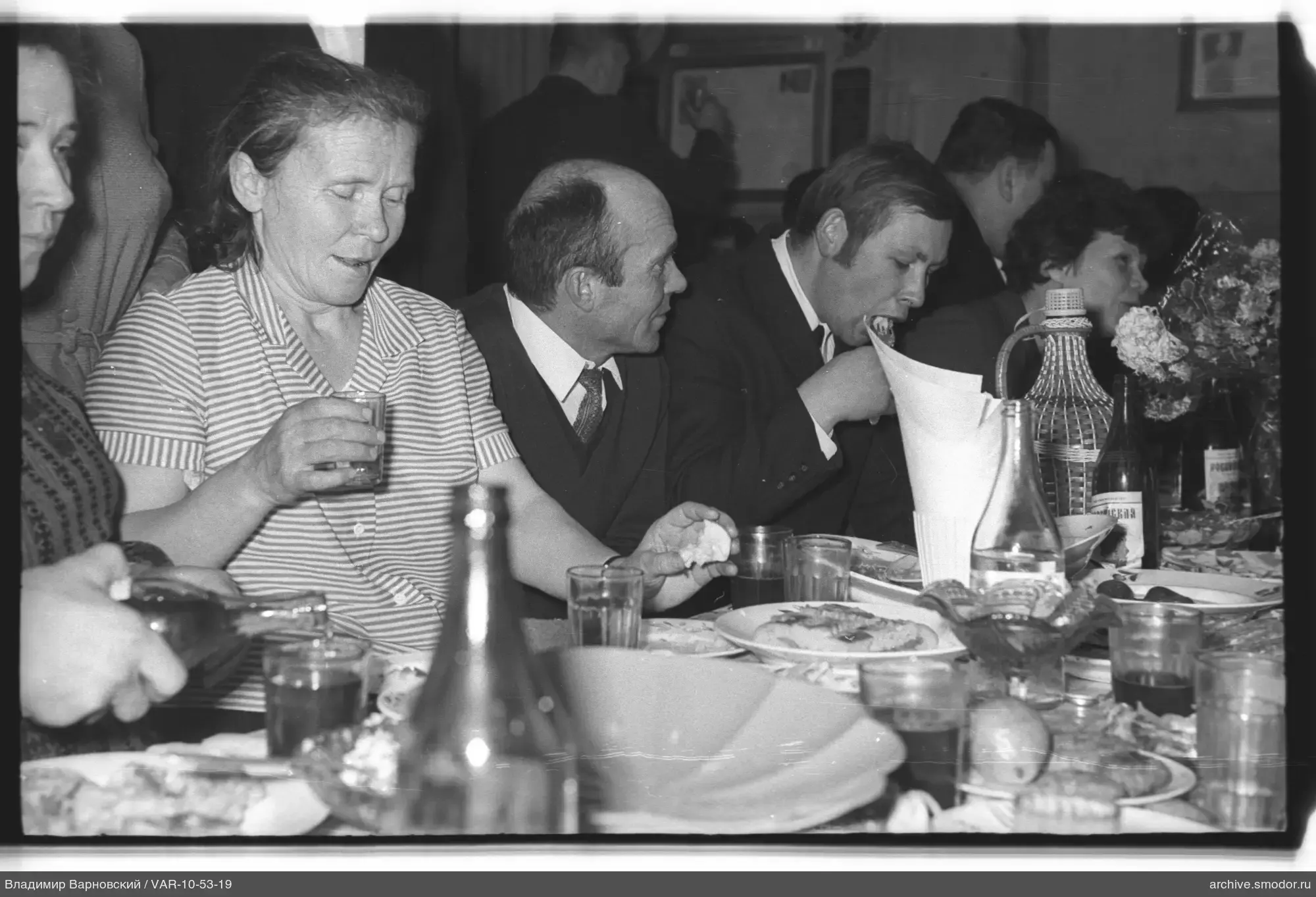 Menschen an einem Tisch mit Essen und Getränken