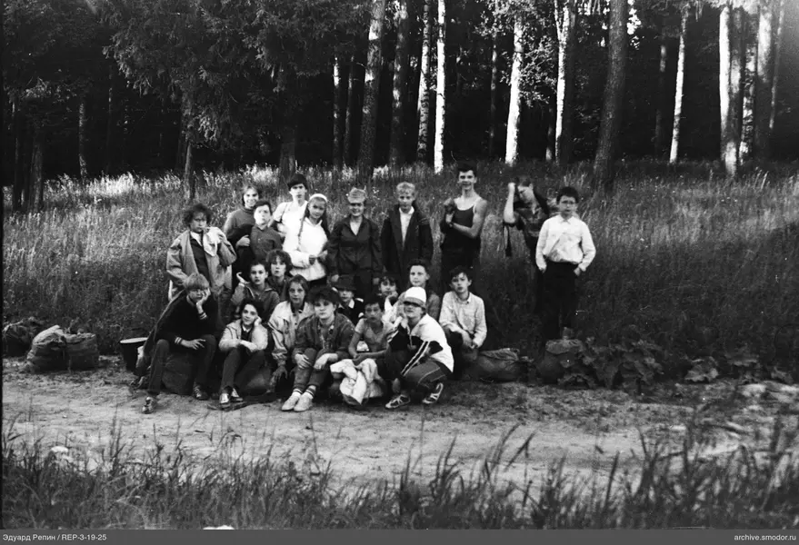 Gruppe von Kindern und Jugendlichen in der Natur