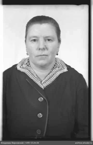 Porträt einer Frau in dunklem Kleid