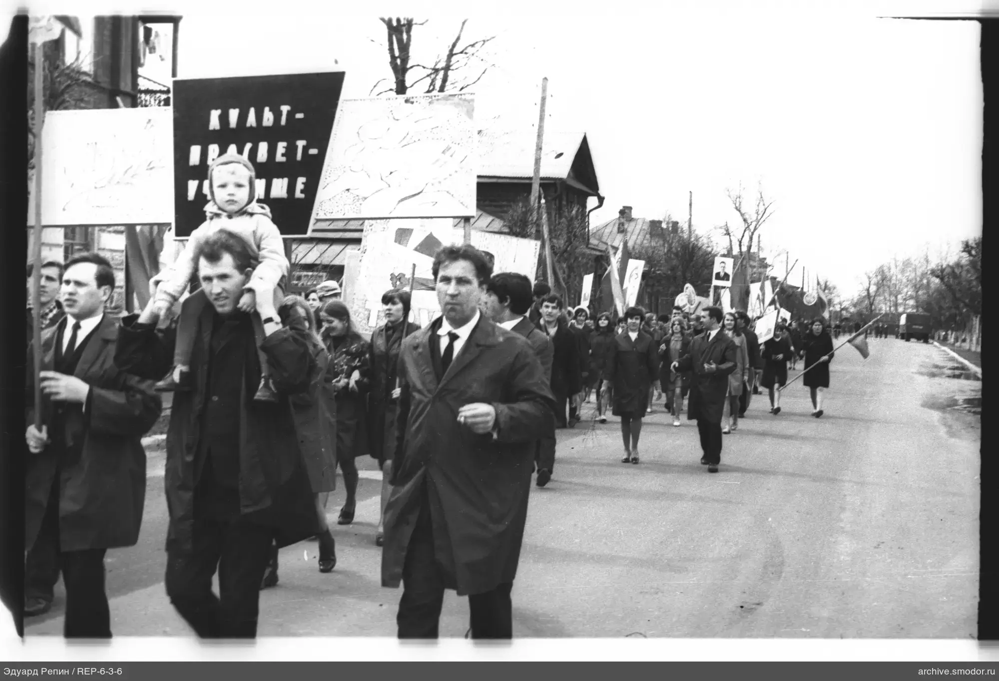 Gruppe von Menschen mit Plakaten und Fahnen