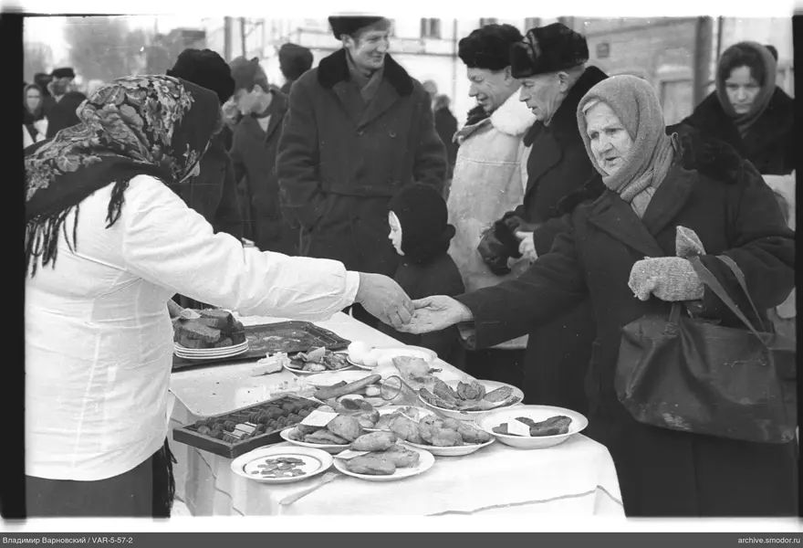 Женщина передает деньги другой женщине