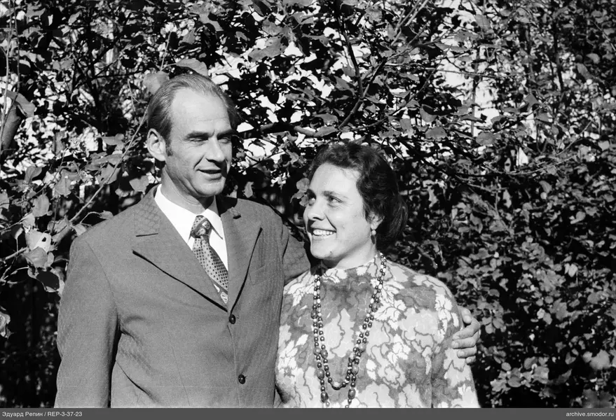 Mann und Frau vor Laub