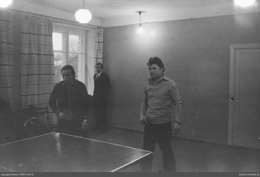 Zwei Männer spielen Tischtennis